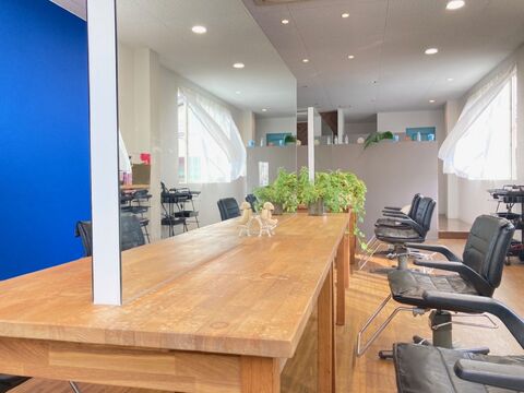 【明石駅】≪月給25万円〜≫≪完全週休二日≫≪社会保険完備≫≪産休・パート復帰あり≫女性に優しい、長く安心して活躍できる職場です！お客様としっかり時間をかけて関われるサロンです。早く帰れるのでプライベートも充実！「Le vent bleu（ルヴァンブルー）」からスタイリスト（美容師）の求人★☆