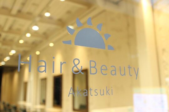 【春日野道】≪完全週休2日制!!毎週日曜定休！≫≪社会保険完備≫≪入客チャンス◎≫≪月給22万円スタート≫18時半には退勤可能！働きやすい環境が整った大人気サロン!!駅からすぐの地域密着型サロン「Akatsuki Hair ＆ Beauty（アカツキヘアーアンドビューティー）」からスタイリスト（美容師）の求人☆★☆