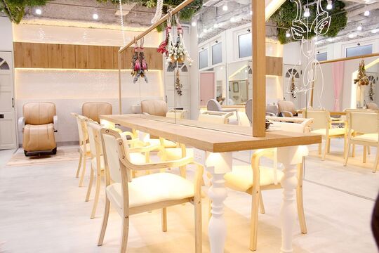 【西梅田】≪月8,9日休み・有給休暇あり≫≪社会保険完備≫≪営業中レッスン・最短1年半デビュー≫女性スタッフが活躍する人気ヘアサロン！充実の福利厚生と好条件が整い安心して長く働ける環境です！「friity 大阪西梅田店（フリティオオサカニシウメダテン）」からアシスタント（美容師）の求人☆★