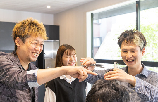 【舞松原】≪社会保険完備・完全週休二日制・毎週2連休・入客チャンスあり・有給休暇あり≫手厚い好待遇に加え、自分の時間も大切にできます！お客様が多く入客チャンスあり！幅広い技術が学べお仕事がいまよりきっと好きになるアットホームなバーバーショップ「HAIR SALON IZUMI（ヘア サロン イズミ）」からスタイリスト（理容師）の求人★☆