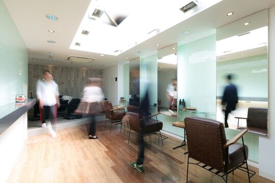 【心斎橋】≪最短1年デビュー≫≪営業内レッスンOK≫お客様の髪質とお悩みを改善し、デザインを提供していくヘアサロン☆スタッフの将来を考えてくれるオーナーさんです☆NANAIRO（ナナイロ）からアシスタント（美容師）の求人☆★☆