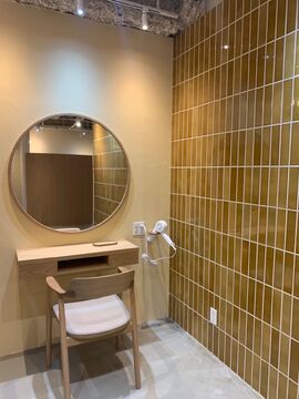 【目黒】◆有給休暇あり・社会保険完備◆スタッフ間の信頼関係バッチリ！働きやすいサロンづくりで仕事もプライベートも充実間違いなし！幅広い層に人気のあるサロン「SOURCE（ソウス）」からスタイリスト（美容師）の求人★☆