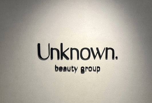 【東梅田】≪社会保険完備≫≪実働8時間≫≪年間休日114日≫土日休み月2回までなどプライベートも充実！フェイシャルエステも取り扱うトータルビューティーサロン「Unknown.（アンノウン）」からアイリスト（まつげエクステ・まつげパーマ・アイブロウ）の求人☆☆