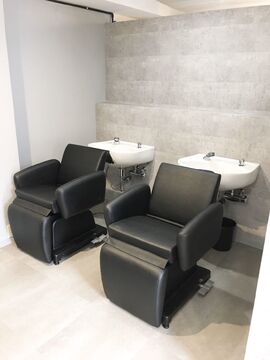 【難波】≪入社3ヵ月で月70万円以上の報酬実績あり≫≪月8日休み≫≪月給27万円以上≫早番・遅番の二交代制！正社員と完全歩合制の働き方を選べる！一緒に働く環境を作っていきましょう。‘Oli（オリ）からスタイリスト（美容師）の求人☆★☆