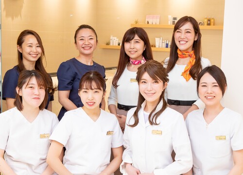 【JR高槻】毎週日、木曜定休の完全週休2日！月給23万円～！19時までの営業、残業ほぼなし！クリニック併設のサロン「麗ビューティー皮フ科クリニック 高槻店（レイビューティーヒフカクリニックタカツキテン）」からアイリスト（まつげエクステ・まつげパーマ）の求人★