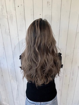 【豊津】≪月給20万円スタート／月8日休み／20時ごろには退勤可能≫少人数制のプライベートサロンなのでお客様とも深く関われます！トレンドのデザインカラーなども人気で色んな技術が身に付き、売れるスタイリストを目指せます！「velvet（ベルベット）」アシスタント（美容師）の求人☆★