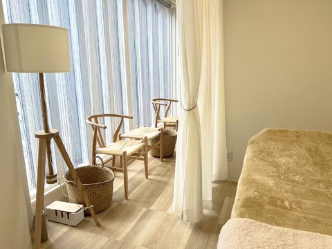 【元町】≪土日の固定休みOK≫≪月8〜10日休みの選択制≫≪実働8時間≫≪日曜は18時までの営業≫≪産休育休制度の取得実績あり≫≪有給取得率100％≫業務委託の方は最低保証給月給25万円あり！業界最高水準の抜群の待遇が嬉しい！プライベートもお給料、どちらも譲りたくない方にオススメ！「Alice 元町店（アリスモトマチテン）」からアイリスト（アイデザイナー・まつげエクステ）の求人☆☆