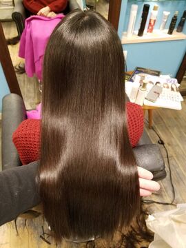 【水無瀬】≪月8〜10日休み≫≪社会保険完備≫≪ウィッグ支給あり≫エリアで一番の縮毛矯正技術を学べる！お客様を幸せにするためにはスタッフさんが幸せでなければならないという考えのオーナーさん！そんな温かいオーナーさんやスタッフさんと一緒にサロンを盛り上げていきましょう！「Paragon hair（パラゴンヘアー）」からアシスタント（美容師）の求人★☆