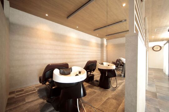 【筑後船小屋】≪・離職率が低い・全席半個室・社会保険完備≫勤務日数、時間はアナタ次第！！ママさんスタッフも多く在籍、皆で助け合い働きやすい環境を創ります。16時まで勤務もOKなのでプライベート充実派にもオススメ！！歩合も狙いやすく集客も好調のヘアサロン「HAIR DESIGN PUKANA（ヘアーデザインプカナ）」からスタイリスト（美容師）の求人☆★