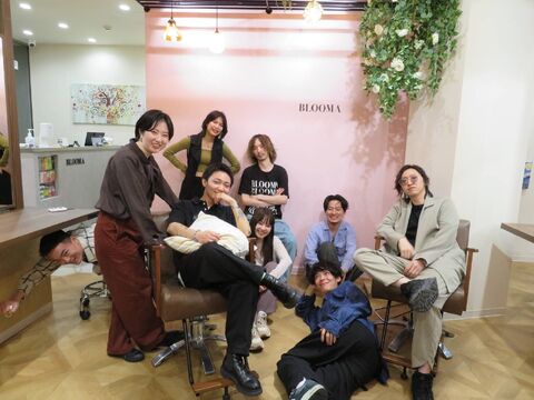 【自由ヶ丘】≪中途アシスタント3か月、新卒は半年でデビュー可能！≫≪営業中レッスン可能！≫≪社会保険完備≫充実の福利厚生！基本レッスンは営業中！独自のカリキュラムで集中的に技術を覚えることで最短3ヶ月でのデビューが出来るサロン「BLOOMA（ブルマ）」からアシスタント（美容師）の求人☆★
