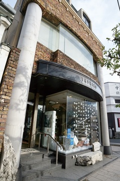 【乃木】≪月給30万円以上も可能・完全週休二日制・社会保険完備・住宅手当や家族扶養手当などの福利厚生が多数≫スタッフに安心して働いてもらえるようサロンが全力サポート！店舗展開するトータルビューティーサロン「AR TASHIRO（アルタシロ）」からスタイリスト（美容師）の求人★☆