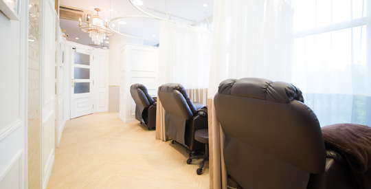 【矢場町】◆有給休暇あり・社会保険完備・住宅手当あり◆10000円以上の単価でしっかりお客様と関われます！幅広い年齢層のお客様に愛されており、多種多様な薬剤のラインナップも魅力の「ETOWA（エトワ）」からスタイリスト（美容師）の求人☆★