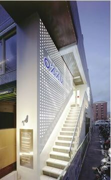 【近鉄八尾駅】≪カラー塗布が出来る方は月給22万円～≫≪月9日休み＆社会保険完備≫髪のことを考え、シャンプ−やトリートメントは自社オリジナル製品！！ケミカル知識や正確なカット技術が学べる環境で、長く活躍していきましょう！「OZZU 八尾店（オッズヤオテン）」からアシスタント（美容師）の求人★☆