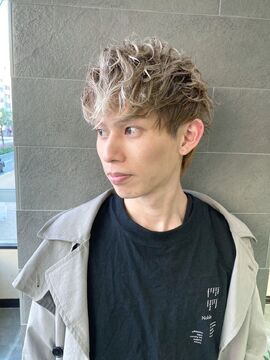 【JR三ノ宮駅】≪社会保険完備≫≪完全週休2日≫≪空き時間のレッスンOK≫レッスン時は嬉しいマンツーマン指導あり！駅チカのヘアサロン「iro＋soi（イロプラスソイ）」からアシスタント（美容師）の求人☆★☆