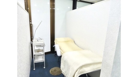 【枚方市駅】≪自由出勤≫≪日曜休みOK！≫≪髪色ネイル自由≫≪ブランクがある方でも大歓迎≫スタッフ同士仲良し！接客重視の半個室サロン「JAM eyelash 枚方店（ジャムアイラッシュヒラカタテン）」からアイリスト（まつげエクステ・まつげパーマ・アイブロウ）の求人☆☆