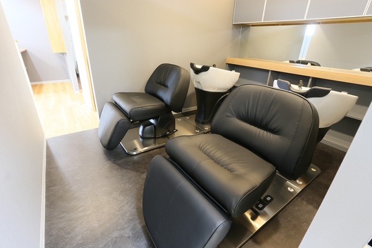 【円町】≪完全週休2日制≫≪土日休みもOK≫≪社会保険完備≫≪半個室≫マンツーマンでの入客！最大1日2、3人までの入客なので無理なくやっていける環境！メニューはカット、カラー、縮毛の3つのみ！平均客単価20000円程の高単価髪質改善サロン！「髪質改善サロン sleek by roy（カミシツカイゼンサロンスリークバイロ）」からスタイリスト（美容師）の求人☆★