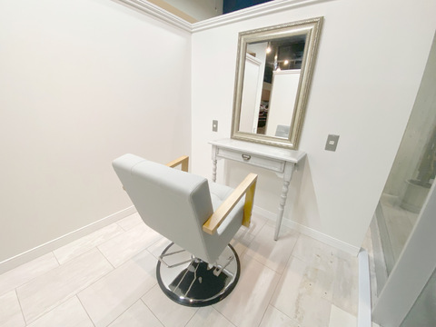 【青葉通一番町】≪社会保険完備≫≪土日祝休みOK≫≪産休育休実績あり≫≪20時までに退勤可能≫取り入れてほしい条件があれば相談可能！エリアナンバーワンの条件を目指しており、好条件サロンをお探しの方にオススメな「Cherie（シェリー）」からスタイリスト（美容師）の求人★☆