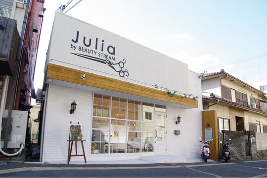 【枚方市駅】≪社会保険完備≫≪平均退社19時半≫ヘアメイクも学べる♪入客チャンスあり◎風通しがいいサロン☆Julia by BEAUTY STREAM（ジュリアバイビューティーストリーム）からスタイリスト（美容師）の求人☆★