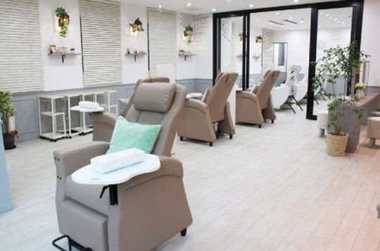 【青葉台】半年間、前職の給与保障あり！◆有給休暇あり・月8日休み・寮あり・社会保険完備◆楽しく働く笑顔の素敵なスタッフさんが印象的♪20代のお客様を中心に人気のトータルビューティーサロンでトレンドも発信しています！GranCieux 青葉台店（グランシュアオバダイテン）からスタイリスト（美容師）の求人☆★