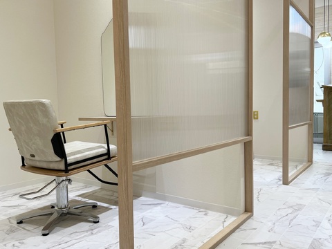 【通町筋駅】≪スタッフ定着率93％≫≪全席個室店舗≫≪インボイス会社負担で面倒な手続き不要≫≪単価10000円以上≫≪最低保障給あり≫≪マンツーマンでの入客≫話題の韓国＆艶髪特化サロン！ほとんどのスタッフが顧客0スタートなので、顧客がいない方も安心ですよ！高単価サロンのため数をこなさなくても稼いでいける！「Zina 熊本（ジーナクマモト）」からスタイリスト（美容師）の求人☆★