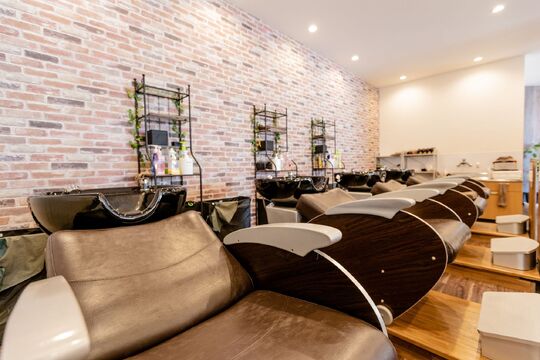 【ししぶ】≪月給24万円スタート・社会保険完備・最短18時に退勤・毎年8連休あり・売上ノルマなし・土日祝は時給アップ≫信じられないほどの好条件で働けちゃいます！充実した美容師ライフを送ることができるヘアサロン「oasis 日吉店（オアシスヒヨシテン）」からスタイリスト（美容師）の求人☆★