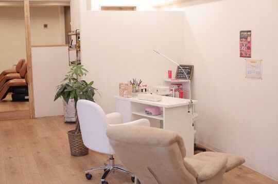 【守口市駅】≪社会保険完備≫≪実働8時間≫≪有給休暇あり≫お店はナチュラルテイストな外観の路面店！ウッドの温かい雰囲気の店内は落ち着くおしゃれな空間！福利厚生も整った安心のサロン「Chula nail salon＆eye beauty 守口店（チュラネイルサロンアンドアイビューティーモリグチテン）」からネイリスト（ネイル）の求人★☆★