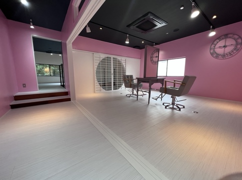 【山口駅】山口トップレベルに可愛い内装の店で、将来役立つブリーチワーク≪派手髪≫≪ハイトーンカラー≫やトータルビューティーの技術が学べる！≪完全週休2日≫≪社会保険完備≫≪実働8時間≫≪営業中レッスン≫「SHALLTIA（シャルティア）」からアシスタント（美容師）の募集☆★