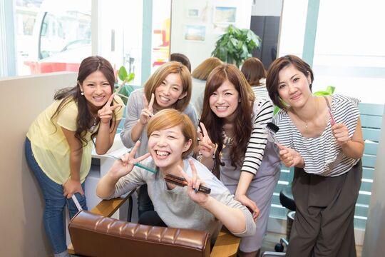【河内永和】≪社会保険完備＆月8日休み≫ヘア、ネイル、まつげまでトータルでキレイを応援！「夢をかなえたい！」「経験を生かしたい」どんな事でも一緒に乗り越えましょう！「 Hair & Nail Salon FOREST（ヘアーアンドネイルサロンフォレスト）」からアシスタント（美容師）の求人☆☆