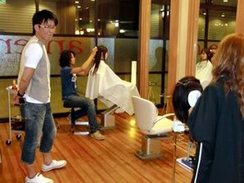 【六甲道】≪社会保険完備≫≪完全週休2日制≫≪平均退社18:30♪≫個人に合わせてレッスンしてもらえるのでプライベートも充実♪パート・アルバイトの方も時間の融通を利かせてもらえるます！神戸で人気なアットホームサロン“an era（アンエラ）”からアシスタントの求人☆★