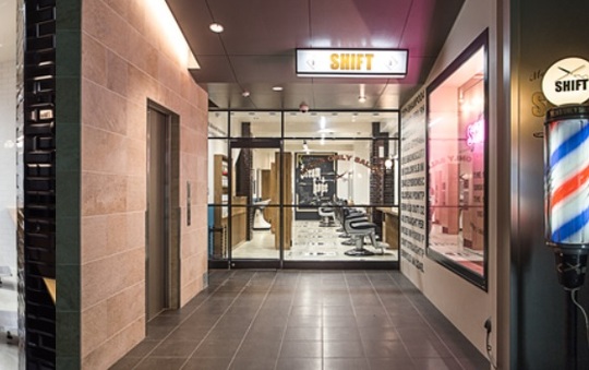 【今泉】≪社会保険完備・住宅手当あり・頑張り次第で早期スタイリストデビュー可能≫世代を問わず多くのお客様がご来店！！多くの仲間がいるので色々な技術を見て学ぶ事が可能！！定番のスタイルはもちろん流行のスタイルも追求するプロの集団です！！メンズサロン「SHIFT Men's only salon 今泉店（シフトメンズオンリーサロンイマイズミテン）」からアシスタント（美容師・理容師）の求人☆★