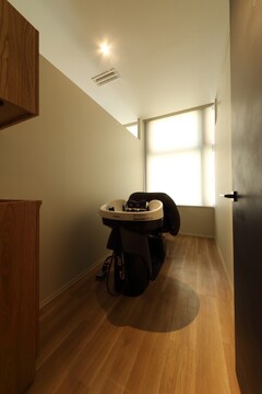 【梅田】人気の梅田「茶屋町エリア」《ヘッドスパ&トリートメントに特化したサロン》《デビューまで平均1年半》《完全週休2日》《社会保険完備》≪土日休みは最大年4回OK≫≪最大10連休OK≫ケアリスト・スパニストのスキルも習得可能！幅広く活躍できる環境が整っています！「MORNI（モルニ）」からアシスタント（美容師）の求人☆★☆