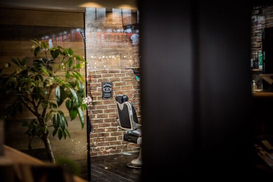 【八戸ノ里】≪週休2日≫≪社会保険完備≫20代のお客様も多い！集客も好調、メリハリつけてしっかり稼いでいけるお店です！スパなど癒しmenuにも力を入れてますよ！「TRAD（トラッド）」から理容師（理容室）の求人★☆