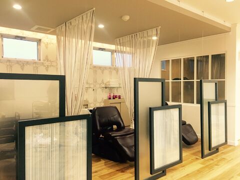 【三木駅】≪社会保険完備≫≪完全週休2日制≫≪交通費全額支給≫≪車通勤可能≫スタッフ同士仲が良く、チームワーク抜群!!高給与も見込めるという待遇面バツグンのサロン！新規客も多いので入客もバッチリできるアットホームサロン“Be Shine 三木店（ビィシャインミキテン）”からスタイリスト（美容師）の求人☆★☆