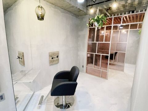 【心斎橋】≪未経験・新卒生OK≫≪実働8時間≫≪休憩1時間あり※外出OK≫≪カラー比率9割！≫≪社会保険完備≫≪月8日休み≫≪2年以内にデビュー可能≫入社時に自分でデビューまでの目標を決めることが出来る！お客様からの口コミもエリア最大数！ナチュラルでヘルシーなテイストやデザインカラーが大人気なサロン「ECOO（エクー）」からアシスタント（美容師）の求人☆★