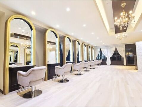 【塚口】正社員≪月給25万円スタート、社会保険完備、月8日休み、有給年10日〜付与≫高還元で集客抜群！グループ店では40万円稼ぐスタッフが続出。ガッツリ稼いでいきたい方、プライベートも充実させたい方必見のサロン！「CIEL 塚口店（シエルツカグチテン）」からスタイリスト・Jr.スタイリスト(美容師)の求人☆☆