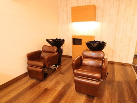 【和泉中央】≪週休2日≫≪スタイリスト給与25〜50万円≫≪交通費全額支給あり≫≪週休2日制≫≪家賃補助3万円あり≫お一人おひとりのカウンセリングに力を入れており、オーガニック商材でヘアケアーにこだわりがあるサロンです！「N option hairdesign（エヌオプションヘアデザイン）」からスタイリスト（美容師）の求人☆★