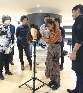 【高槻市駅】≪月給20.1万円〜≫≪月8〜10日休み≫≪GW休暇あり≫≪社会保険完備≫ヘッドスパ比率も高いサロンなのでスパが好きな方にもおすすめ！営業中レッスンも可能！空間にとことんこだわったアットホーム◎癒しを提供し続けるサロン「e’mZ Curatif（エムズキュラティフ）」からアシスタント（美容師）の求人☆☆