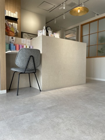 【同志社前】≪毎週日祝休み≫≪完全週休二日制≫≪社会保険完備≫お客様、スタッフ共に居心地の良い環境を作っております！女性でも長い目働けるヘアサロン「esbyrush（エスバイラッシュ）」からスタイリスト（美容師）の求人☆★☆