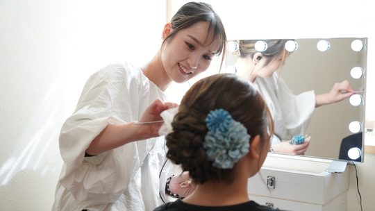 【弘前駅】≪見学からOK≫≪住宅手当あり≫≪社会保険完備≫≪産休育休実績あり≫ご家族の大切な1日にプロフェッショナルとして、家族の絆に貢献できるお仕事！「ブランシェリー さくら野弘前店（ブランシェリーサクラノヒロサキテン）」からヘアメイク・着付けの求人☆☆