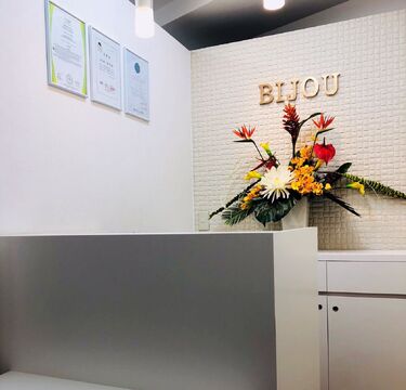 【北新地】入社1年で総支給30万円以上≪月8or10日休みの休日選択制≫≪実働8時間＋休憩1時間≫≪基本残業なし≫ほとんどのスタッフさんが未経験スタート！業界未経験の方、経験者共に大歓迎です「BIJOU 梅田店(ビジュウメダテン)」からエステティシャンの求人☆☆