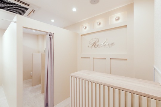 【吉祥寺】◆完全週休2日制・髪色ネイル自由・研修は全て営業時間内・土日休みあり・社会保険即日加入◆最新技術でトレンド発信！未経験でも安心の研修制度が魅力！今、人気のアイブロウ専門店「Ridive 吉祥寺（リディーブキチジョウジ）」からアイリスト（まつげパーマ・アイブロウ）の求人☆☆