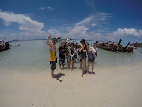 【代田橋】≪寮あり≫≪完全週休2日制≫≪営業中のレッスンOK！≫地域密着サロンで1人1人のお悩みにしっかり寄り添えます！美容師としてだけじゃなく、人間としても魅力的になりたい方にオススメ！「KURAKU 羽根木店（クラクハネギテン）」からアシスタント（美容師）の求人☆★