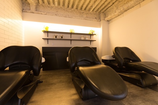 【南船場】≪平均月給40万円≫≪完全週休2日制・有給休暇あり≫≪社会保険完備≫≪パート・アルバイトも募集OK≫デザインカラーから髪質改善まで幅広く対応している人気ヘアサロン！厳選された商材や商品、豊富なカラー剤を取り揃え再来率が高いサロンです！「F 心斎橋（エフシンサイバシ）」からスタイリスト（美容師）の求人★☆★