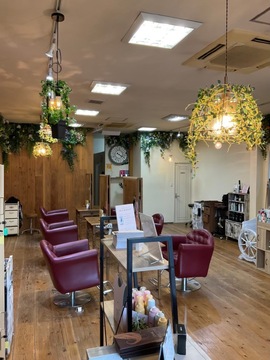 【松井山手】≪社会保険完備≫≪完全週休2日制≫≪カフェランチ無料≫プライベートと両立しながら、自分のペースでスタイリストデビューが叶います！！働きやすいアットホームサロン「Clock 松井山手店（クロックマツイヤマテテン）」からアシスタント（美容師）の求人☆★☆