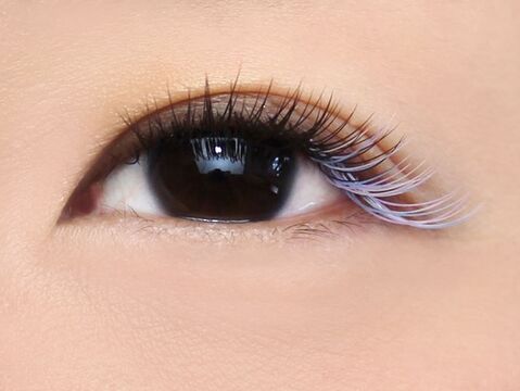 【四条烏丸】≪日曜定休☆社会保険完備☆20時まで☆≫高いリピート率で幅広い年齢層の方から愛されるサロン″Lily First（リリーファースト）″♪経験を十分に活かせ、社内講習でスキルアップもできる環境が整っています♪アイリスト（アイデザイナー・まつげエクステ）の求人☆☆