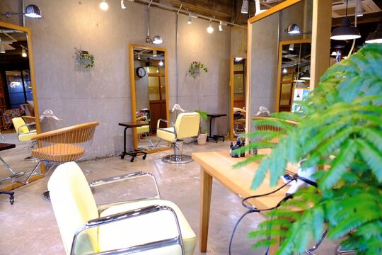 【烏丸】解放感があり、ナチュラルでリラックスした空間♪サロンワークメインで個性を生かしながらのびのび働けます！幅広い年齢層のお客様に愛されるFevrier（フェブリエ）からアシスタント（美容師）の求人☆★