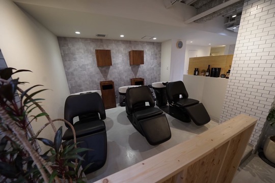 【阪急伊丹駅】≪社会保険完備・19時頃に退勤可能・有給休暇あり≫離職率が低く、スタッフ思いの社風で居心地が良いサロンです！GW休暇や誕生日休暇、創立記念休暇などお休みも充実！パーマ無し、カットカラーに特化したトレンド発信サロン！ハイトーンカラーが得意なのでカラー好きの方にオススメ！「Kir'oom 伊丹船原店（キールームイタミフナハラテン）」からアシスタント（美容師）の求人☆★