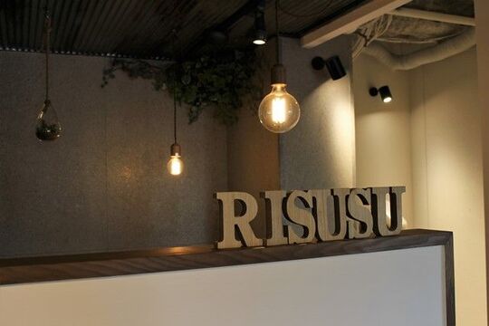 【松ノ浜】駅前すぐのプライベートヘアサロン★お客様もスタッフも「笑顔」になり、楽しく働けるサロンを目指します♪スタッフのペースに合わせたレッスンを行い、夜は遅くならないようにしていきますよ！RISUSU（リースス）からアシスタント（美容師）の求人☆★☆