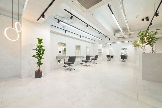 【江坂】≪ブリーチ系のカラーが得意な方やハイトーンカラーのお客様が多いサロンで働きたい方必見！≫≪パートさんは時給1300円（土日祝日）時給1500円≫一人一人のライフスタイルに合わせた勤務が可能！マンツーマンでお客様にしっかり施術出来るサロン！流行りの薬剤や商材が多いので単価アップもしやすい環境です！「lino by ACNE（リノバイアクネ）」からスタイリスト（美容師）の求人★☆