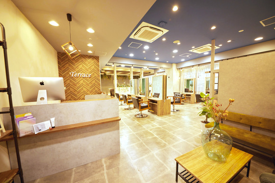 【千里中央】≪指名売上50〜60％／フリー売上42〜44％≫完全マンツーマンスタイルなので、お客様としっかり関わっていけますよ！「terrace 千里中央店（テラスセンリチュウオウテン）」からスタイリスト（美容師）の求人☆★